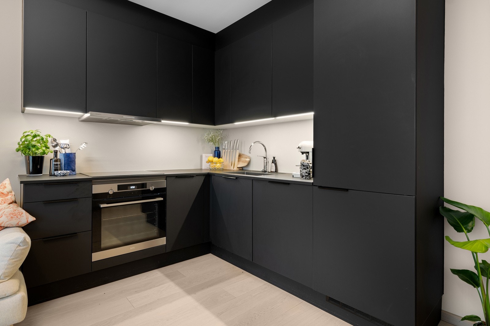 Innredningen er fra HTH og har glatte fronter, benkeplate av laminat og skyllekum i plastkompositt. Galleribilde