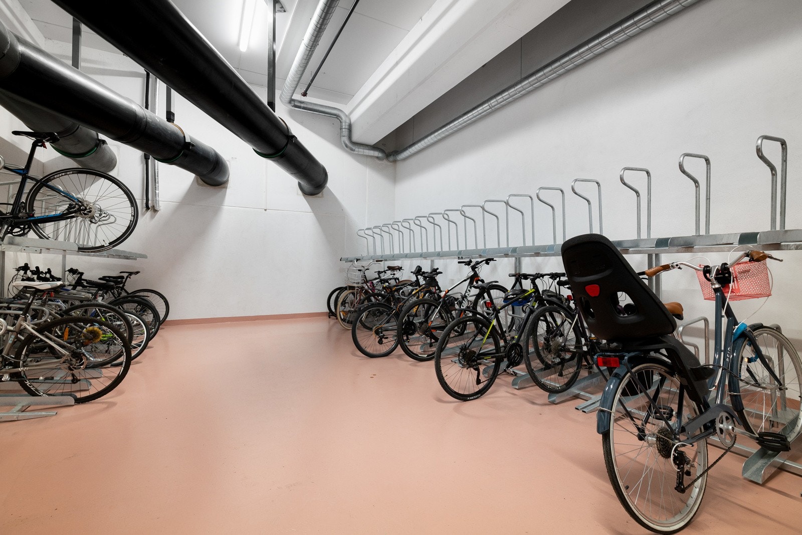 Felles sykkelrom. Galleribilde