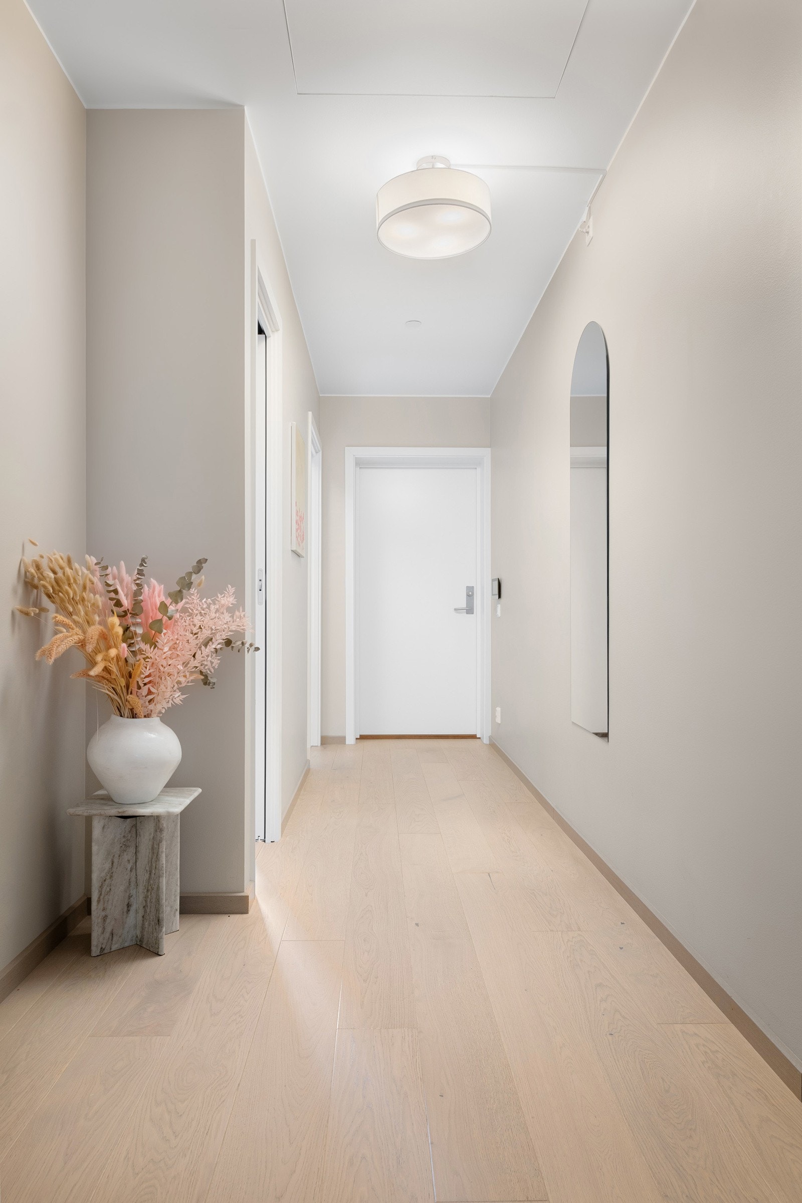 Når du kommer inn i leiligheten blir du møtt av en lys entré som gir et godt førsteinntrykk. Galleribilde