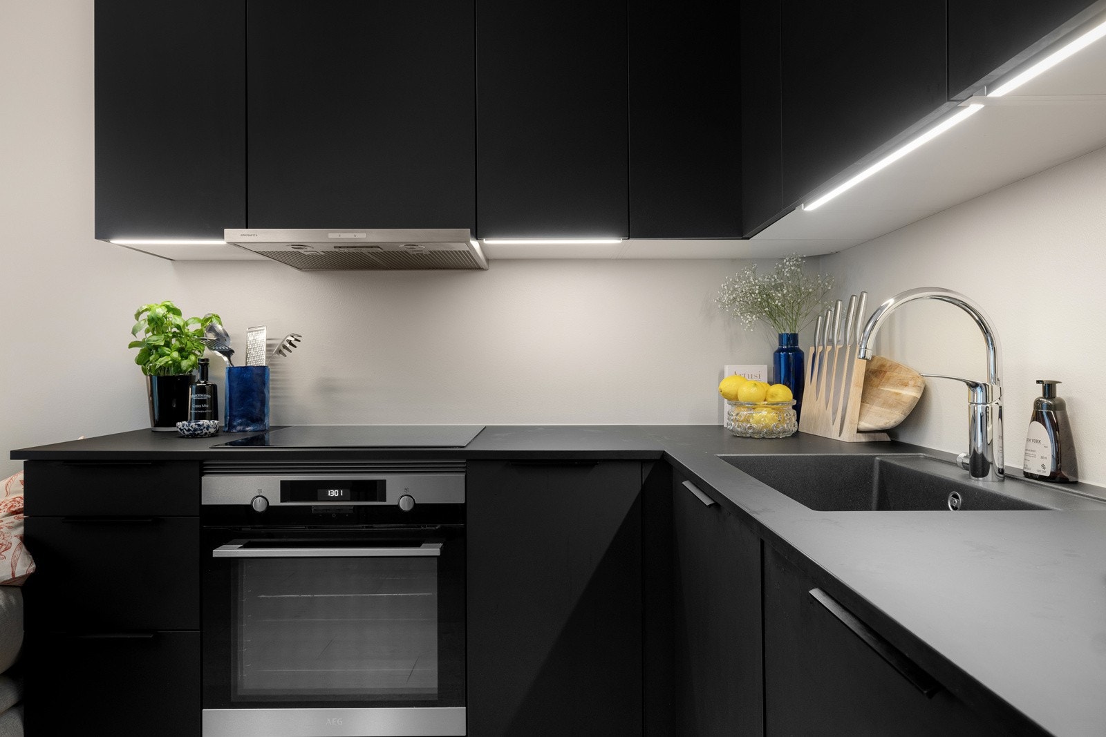 Det er integrert stekeovn, platetopp, oppvaskmaskin og kjøleskap med fryser som følger handelen. Galleribilde