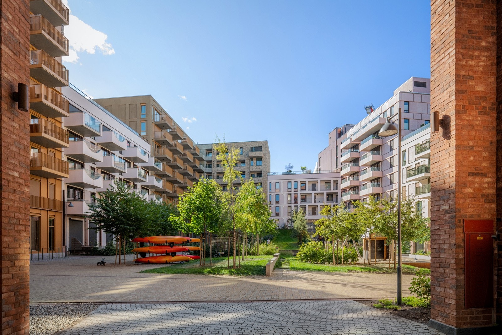 Her kan du nyte fredfulle omgivelser, omgitt av frodig vegetasjon. Galleribilde