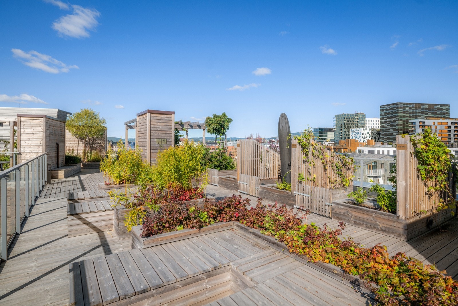 Her kan du tilbringe lange sommerkvelder i komfortable omgivelser, enten du vil nyte et måltid ute eller bare slappe av under solen. Galleribilde