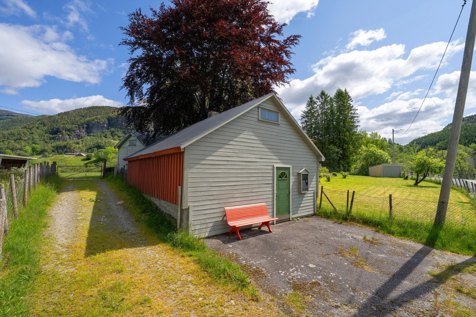 God plass til parkering foran garasjen Galleribilde