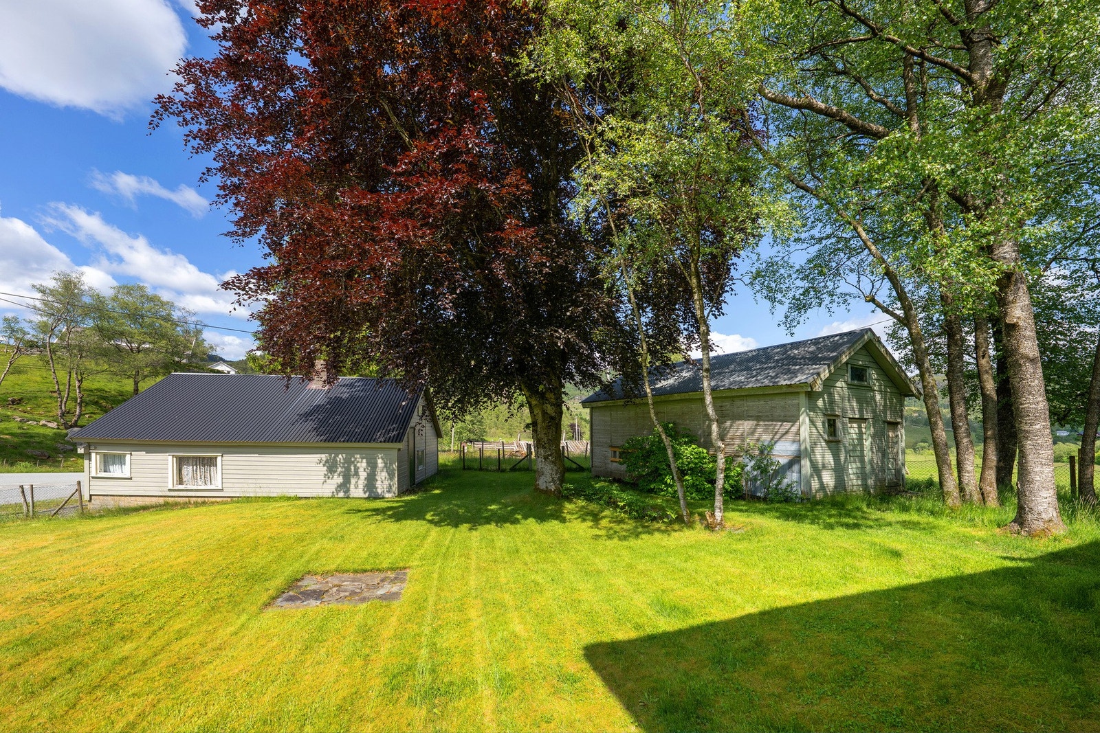 Garasje/utsalg og vedskjul/utedo Galleribilde