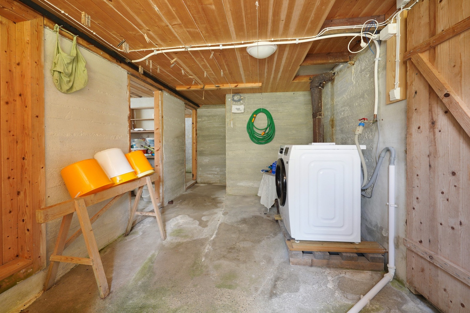 Grovkjeller med opplegg for vaskemaskin Galleribilde