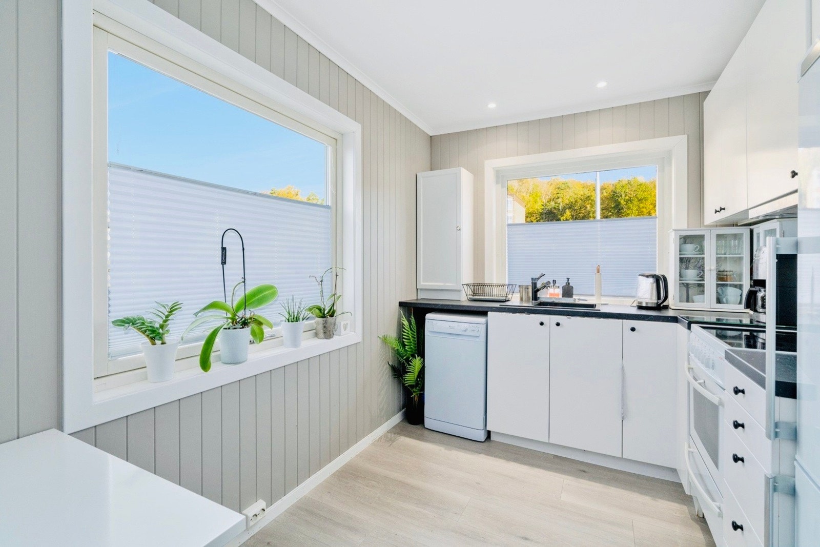 Kjøkkenet rommer alt du trenger, og har i tillegg plass til en frokostgruppe. Galleribilde