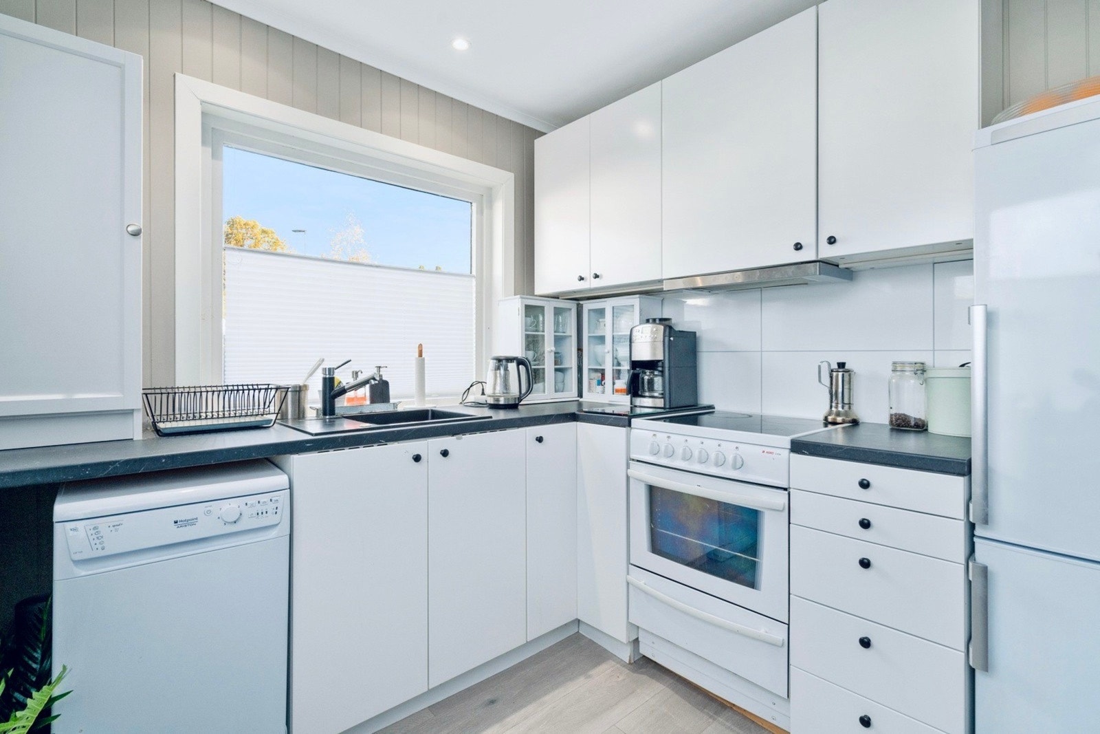 Kjøkkenet fikk ny benkeplate i 2021, og har nyere parkettlaminat på gulv. Galleribilde