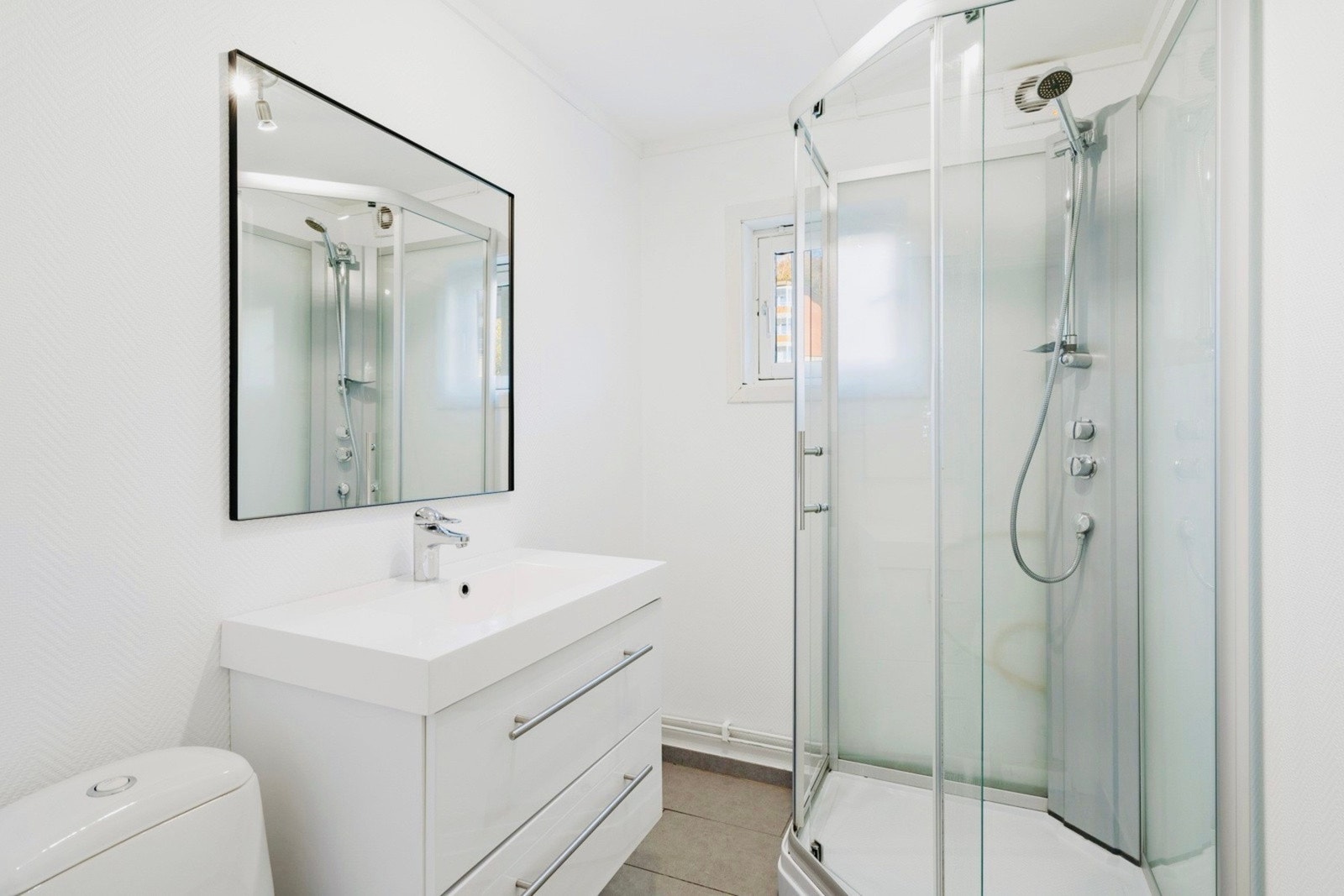 Begge badene har varmekabler i gulv og mekanisk avtrekksvifte. Galleribilde