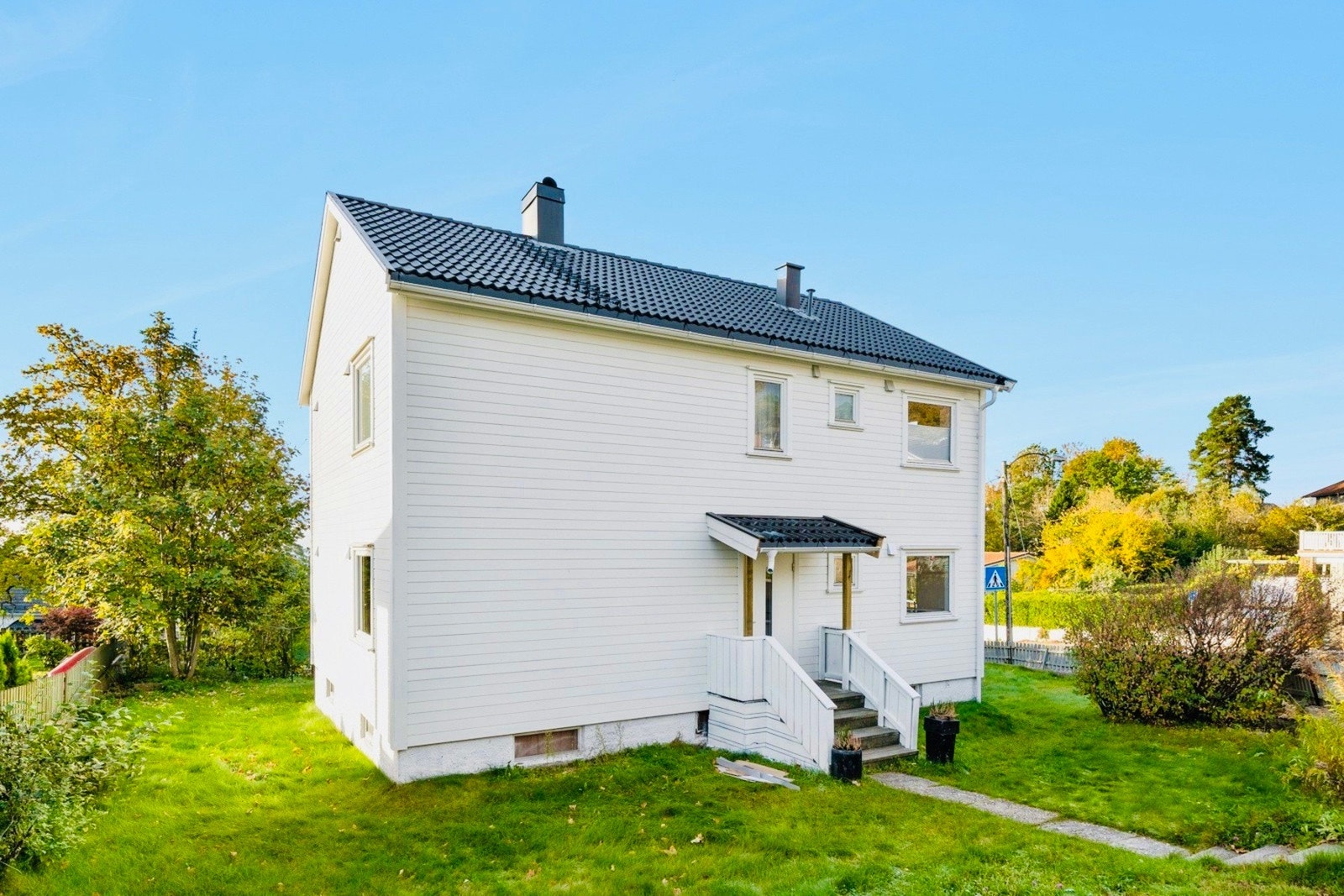 Horisontal og pen tomannsbolig med sentral beliggenhet i Byskogen i Larvik med nyere kledning, vinduer og takstein. Galleribilde