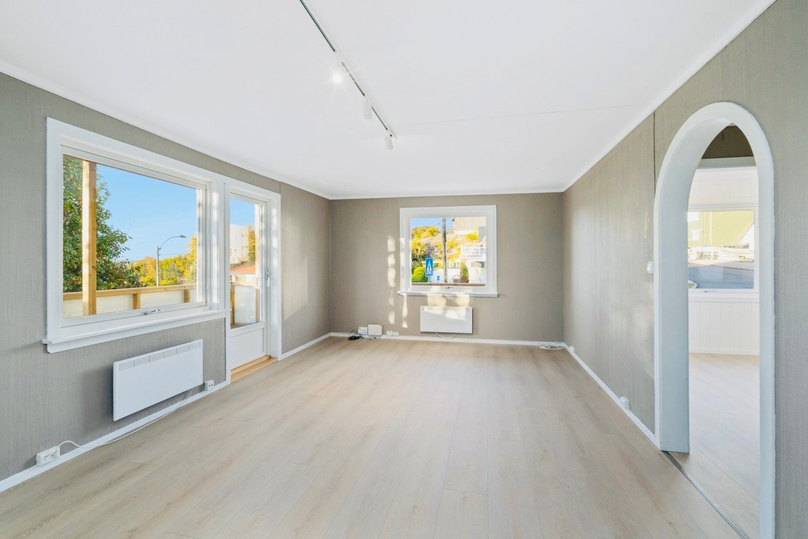 Stua i 1. etasje er av god størrelse, og har oppvarming med panelovner og peisovn. Galleribilde