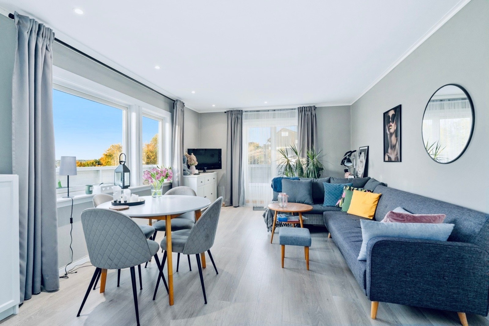 Med vinduer i to retninger får du godt med lys og en god romfølelse. Døren rett frem i bildet fører til terrassen for leiligheten i 2. etasje. Galleribilde