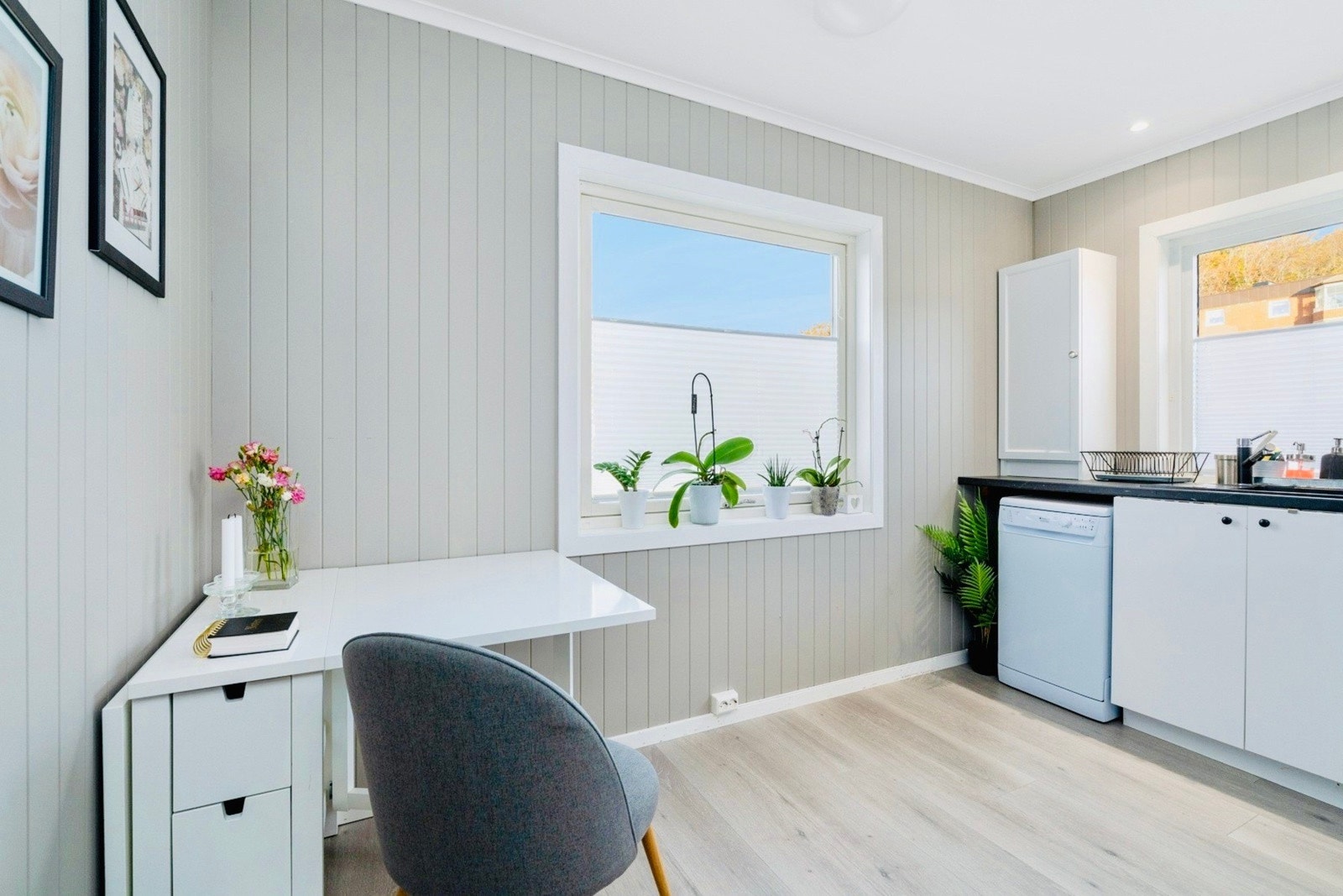 Praktisk kjøkken med downlights i himling. Galleribilde