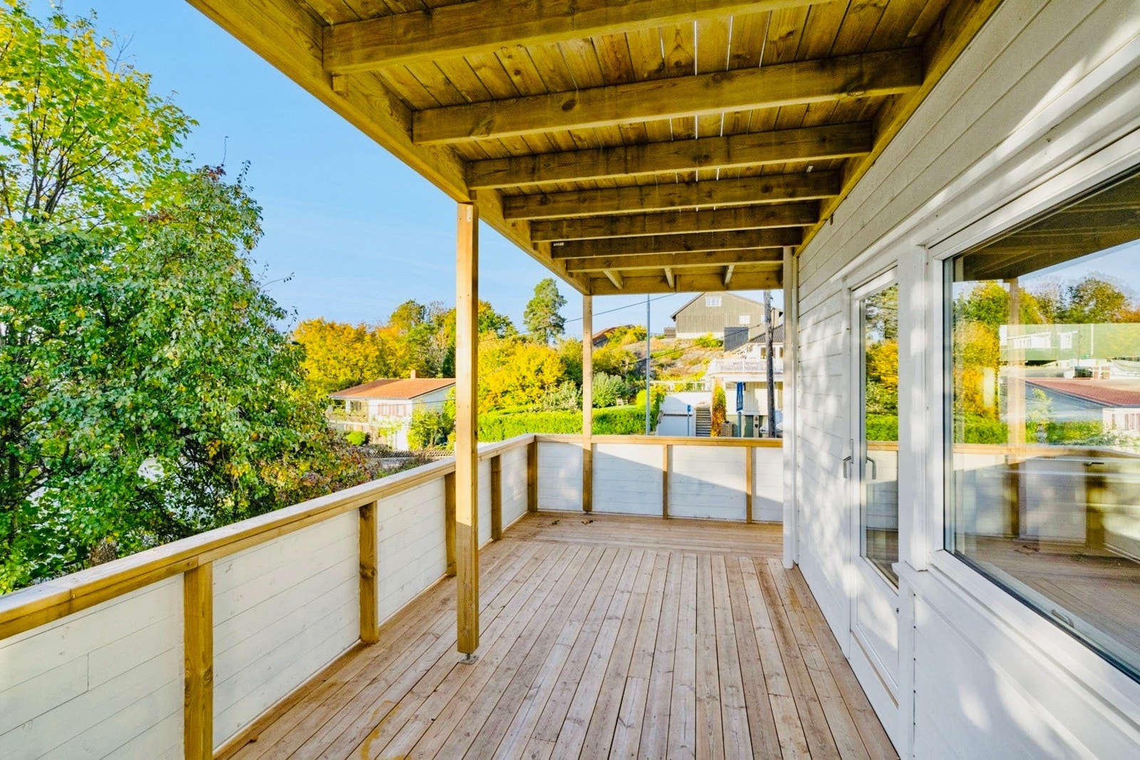 Terrasse - treet til venstre i bildet er hugd, som også har gitt denne leilighet fin utsikt. Galleribilde