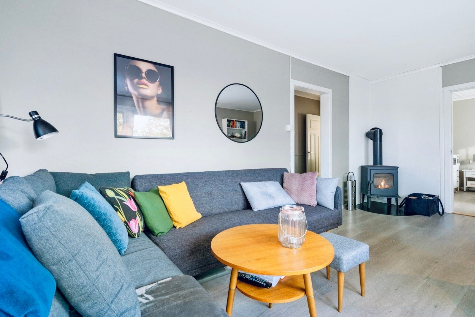 Leiligheten fremstår moderne, og har peisovn for ekstra varme og hygge på de kalde dagene. Galleribilde