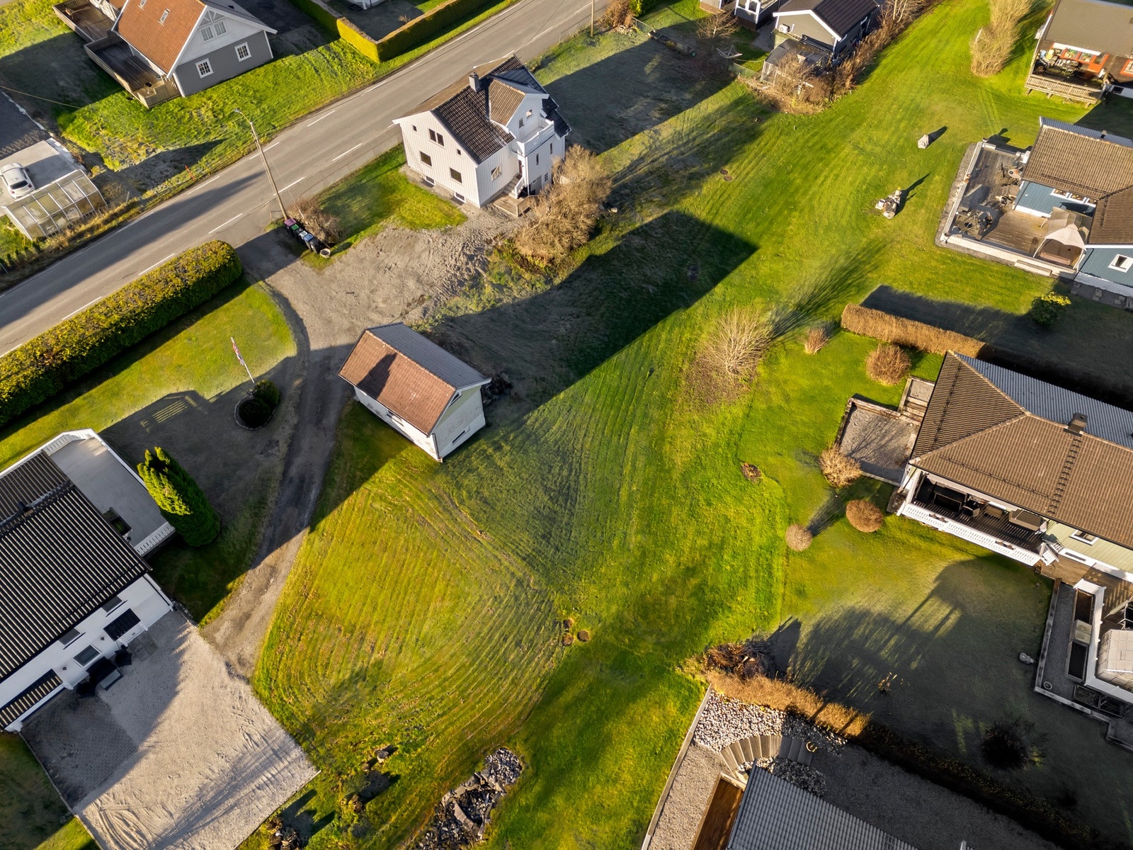 Her bor du sentrumsnært med kort vei til barnehage (Edwin Ruuds barnehage), bussholdeplass, togstasjon og butikker (Morenen kjøpesenter). Galleribilde