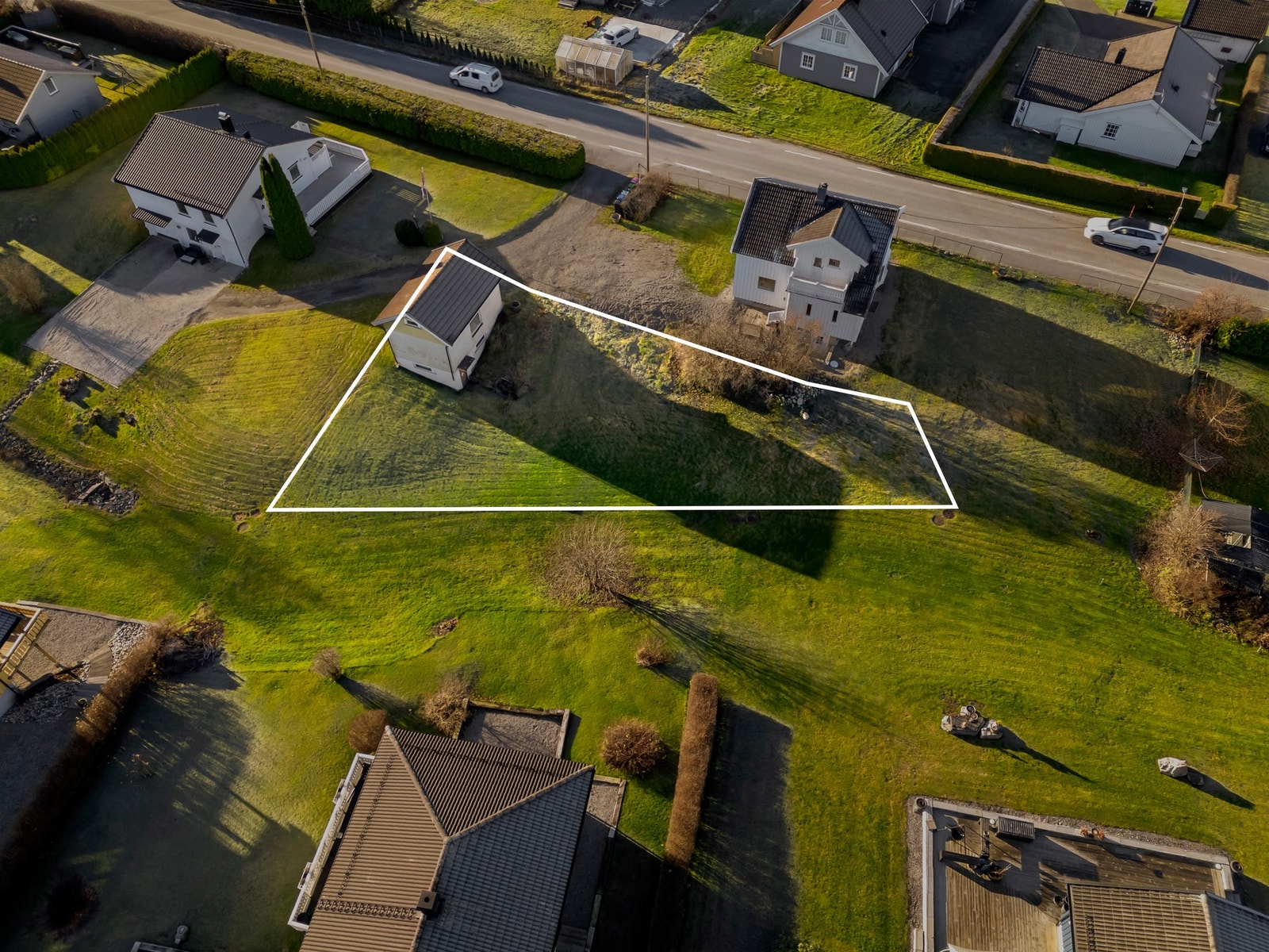 Robert Borgås har gleden av å presentere en solrik tomt i et veletablert boligområde på Slitu. Foto: Creative Foto AS. Galleribilde