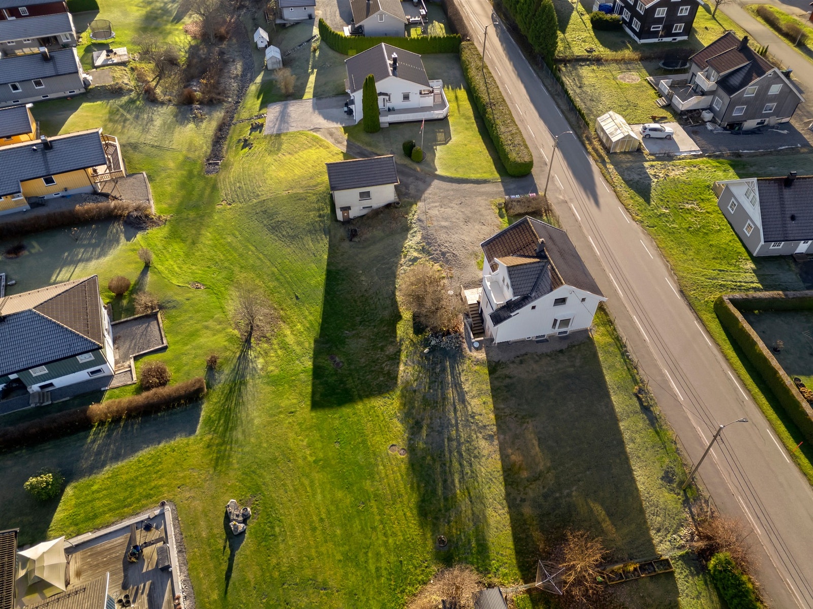 Det er en kort kjøretur til Mysen eller Askim med et større utvalg av butikker, spisesteder, servicefunksjoner, treningssentre, kino, vinmonopol, trampolinepark og Østfoldbadet. Galleribilde