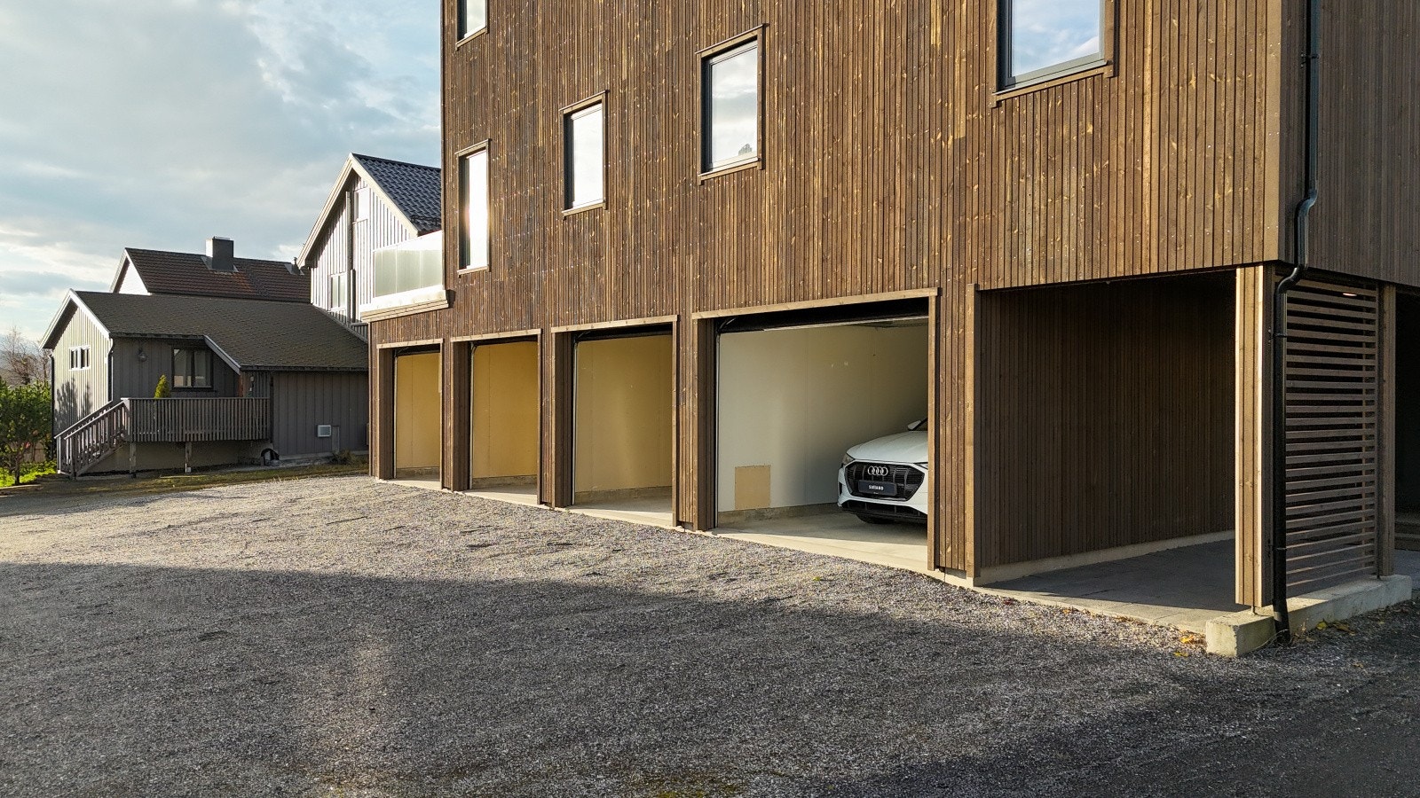 Ved å benytte Royalimpregnerte kledninger minimeres vedlikehold. En godt luftet kledning varer i svært mange år. Vegger av Itre gir uovertruffen stabilitet. Takk til Sulland for disponering av biler. Galleribilde