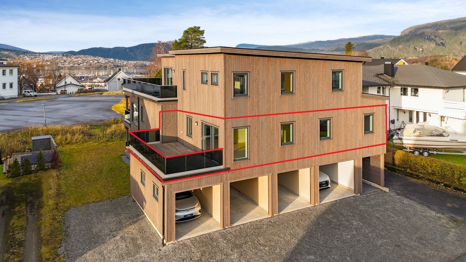 Eiendomsmegler v/Tomi C. Johansen, presenterer her superfin 3-roms selveierleilighet i 2.etg på 86kvm BRA-i! Bygd 2021-2022, garasjeplass og stor terrasse på ca. 23kvm. Her er det lang solgang og havutsikt. Galleribilde