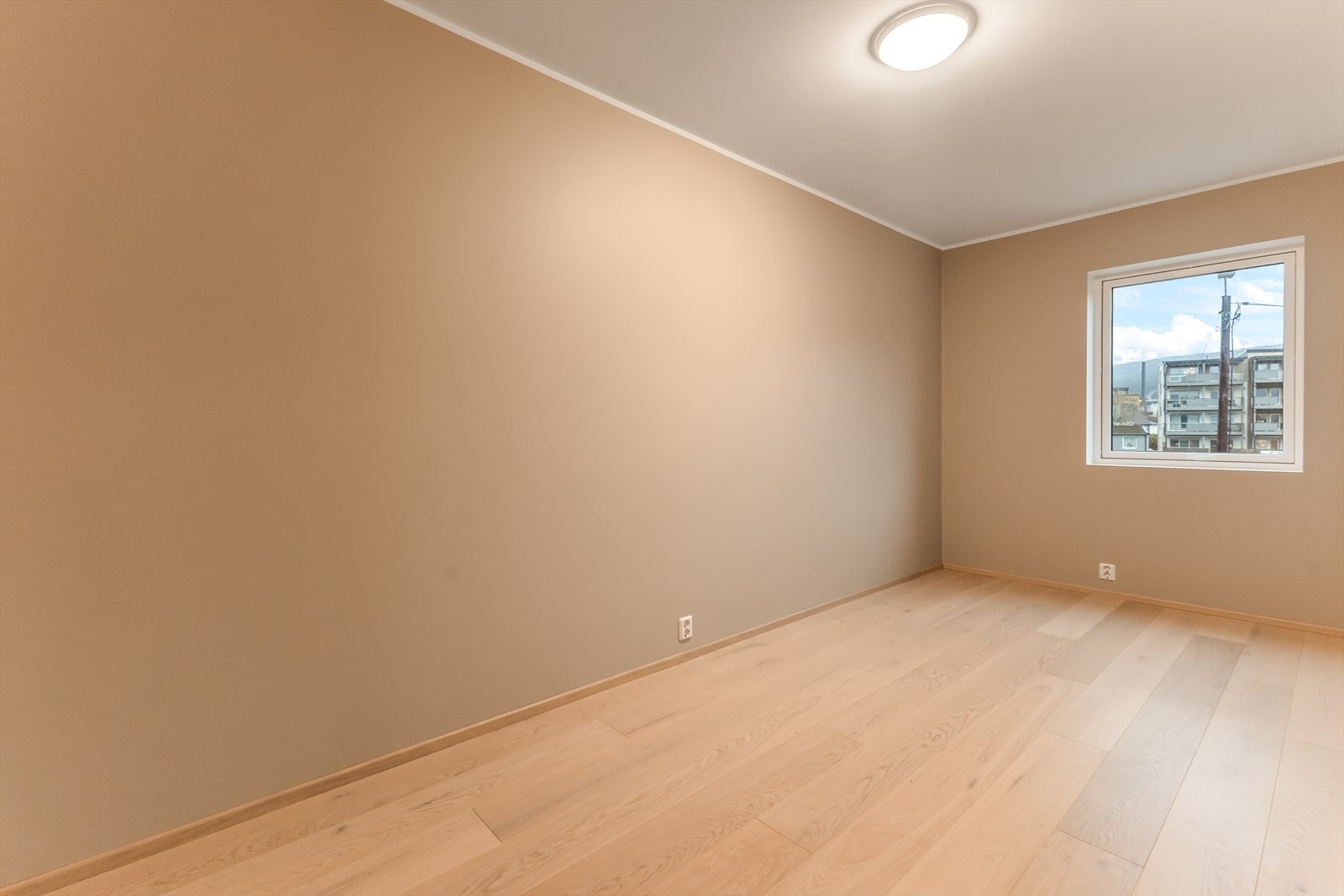 Begge soverom er av svært god størrelse, noe som står i sterk kontrast til andre nybygg. Dette er soverom 1. Galleribilde