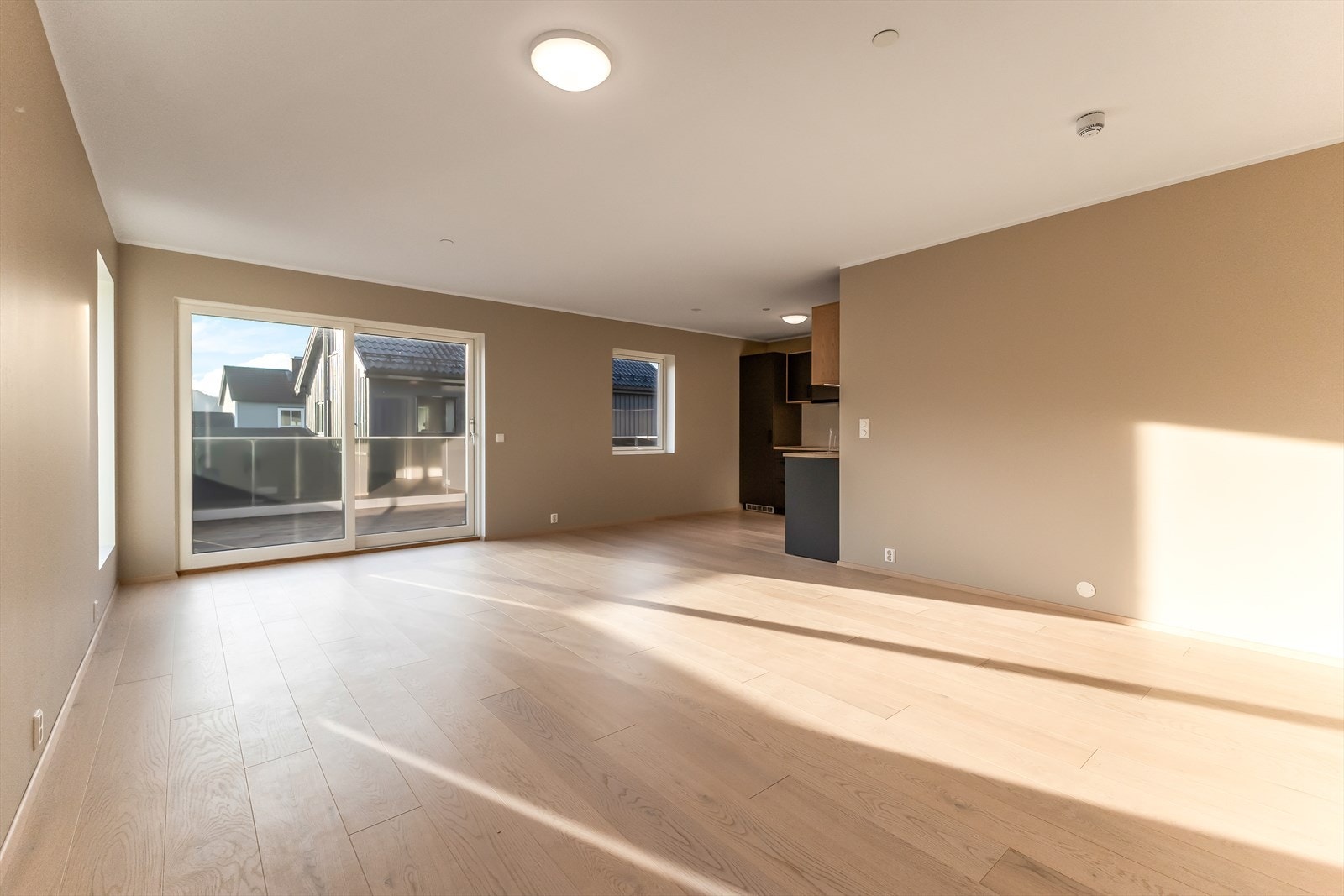 Listefrie overganger mellom vegg/himling. Stort sett alle vegger har K Stav som er svært stabil. Alle innervegger er isolert. Galleribilde