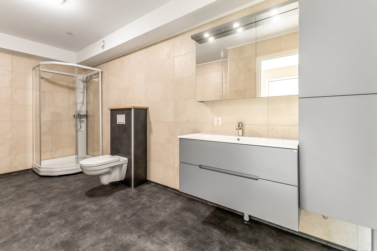 Det er lagt våtromsbelegg for optimal varighet og enkel rengjøring. Badet er svært romslig med plass til å ha innredning for vaskemaskin/tørketrommel. Galleribilde