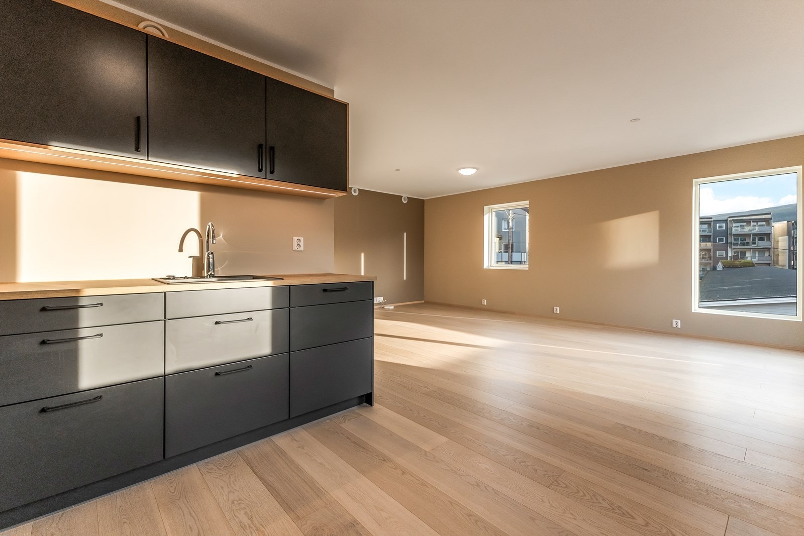 Innfelt LED belysning over kjøkkenbenk. Galleribilde