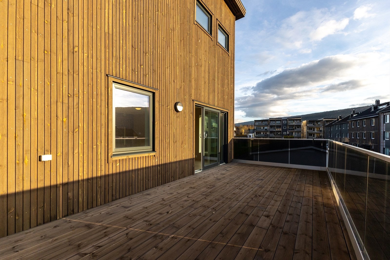 Terrassen er på hele 23 kvm! Solid, rekkverk med innfelte glassfelt av mørkere nyanse. Galleribilde