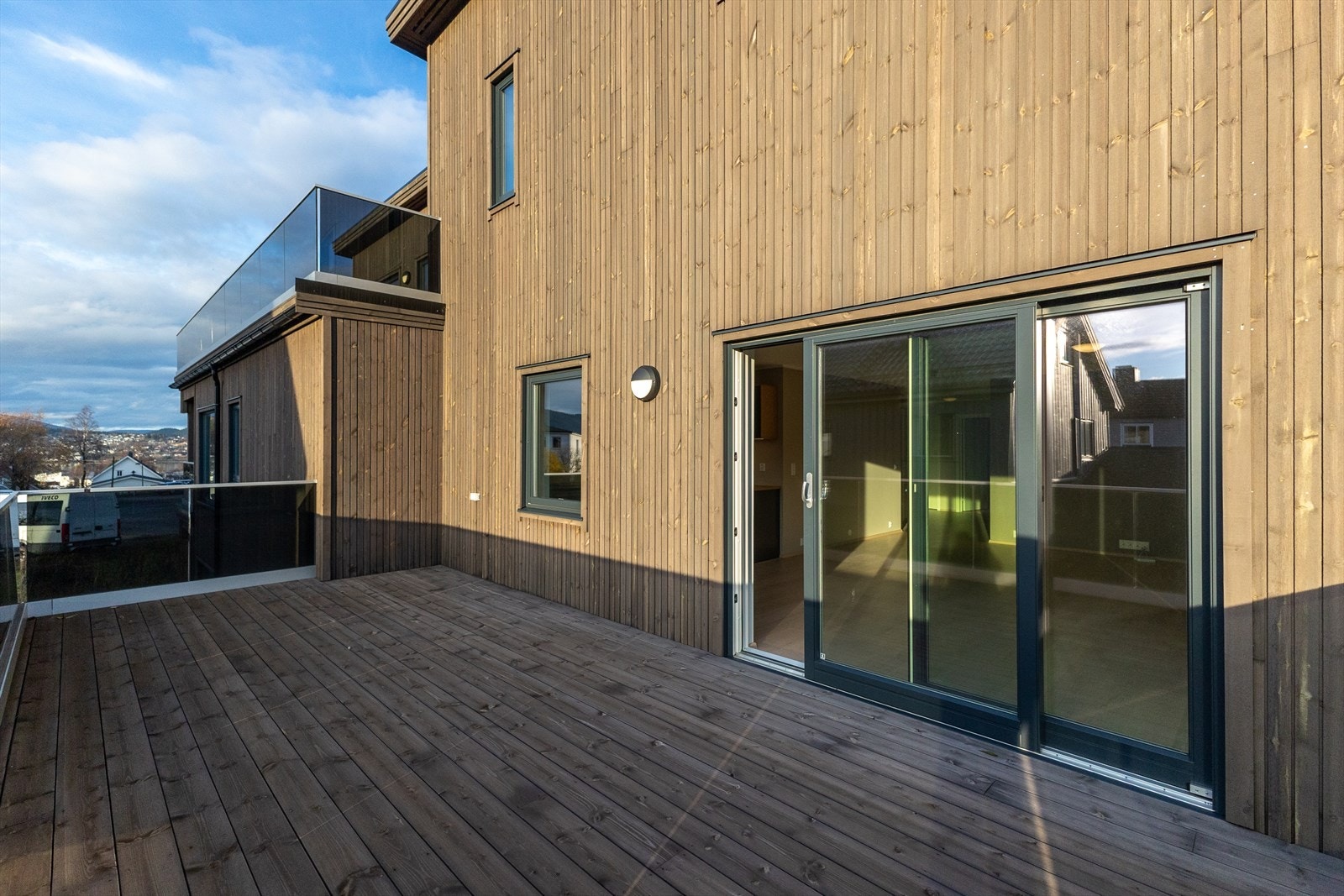 Hev/skyvedør til/fra stue. Her er det lang solgang. fra tidlig om morgenen til sent om kvelden. Galleribilde