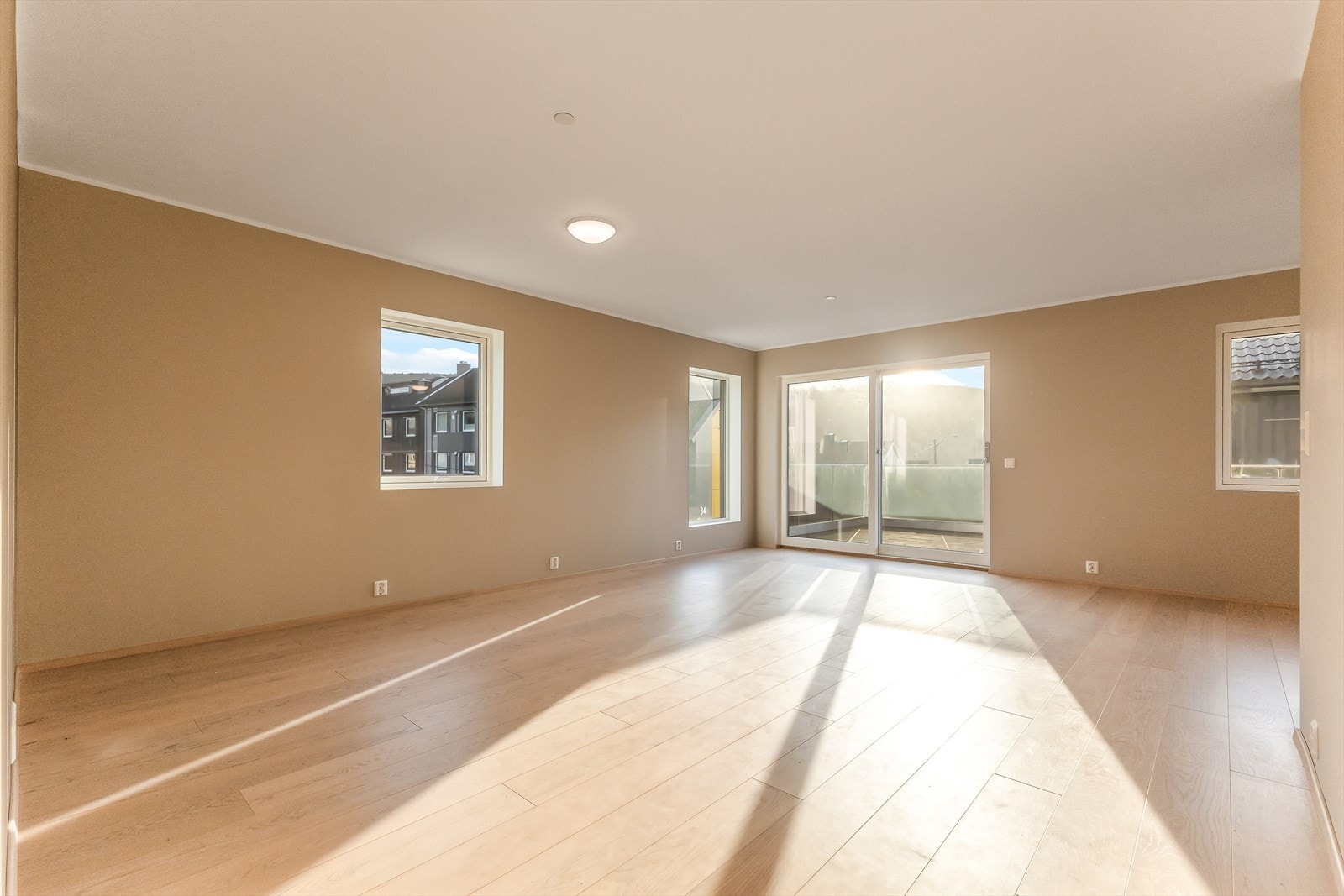 Herlig, romslig stue med store vindusflater. Gulvet er Karhs parkett original, denne har de beste egenskaper for parkett på varmegulv. Galleribilde