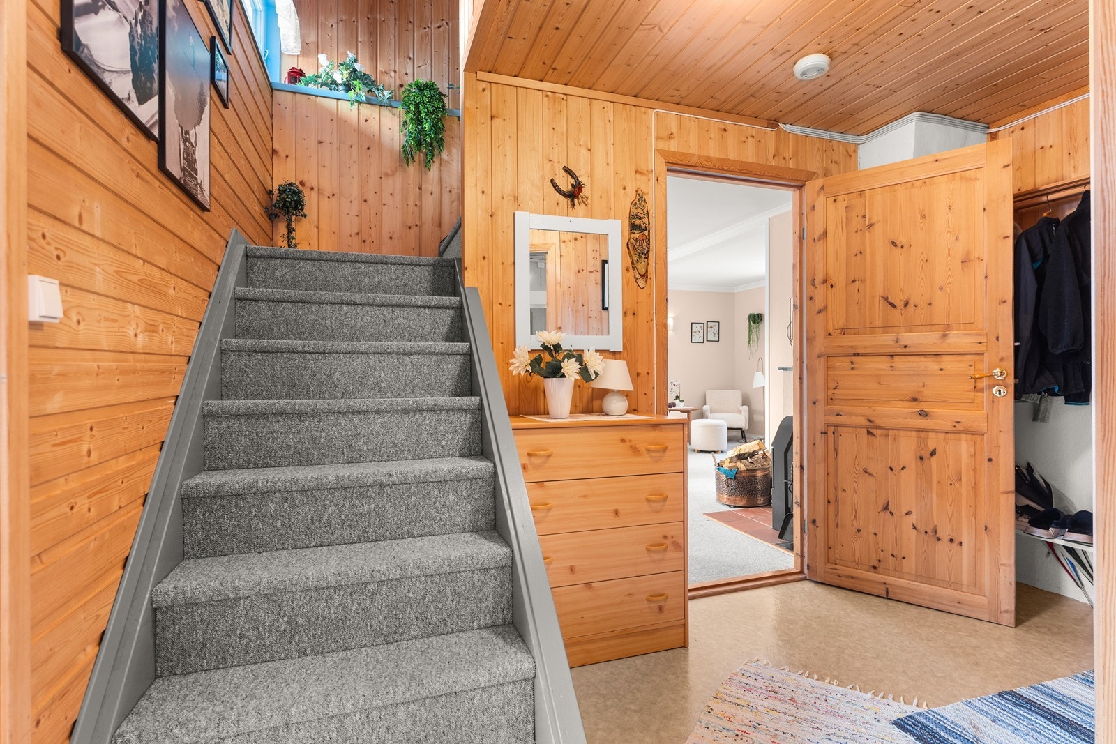 Gang/ hall med trapp til loftet. Galleribilde