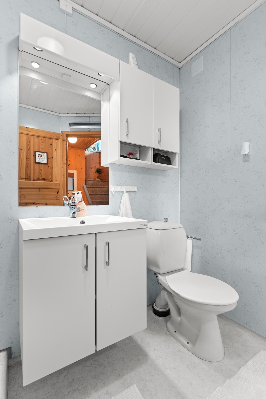 Baderomsplater på vegger og belegg på gulvet. Galleribilde