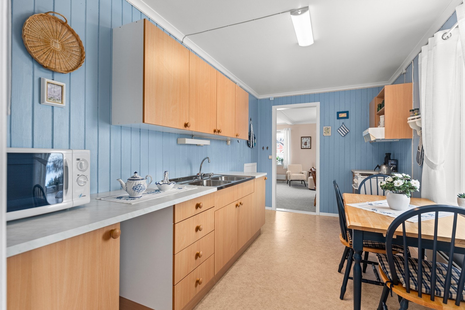 Malt panel på vegger og belegg på gulvet. Galleribilde