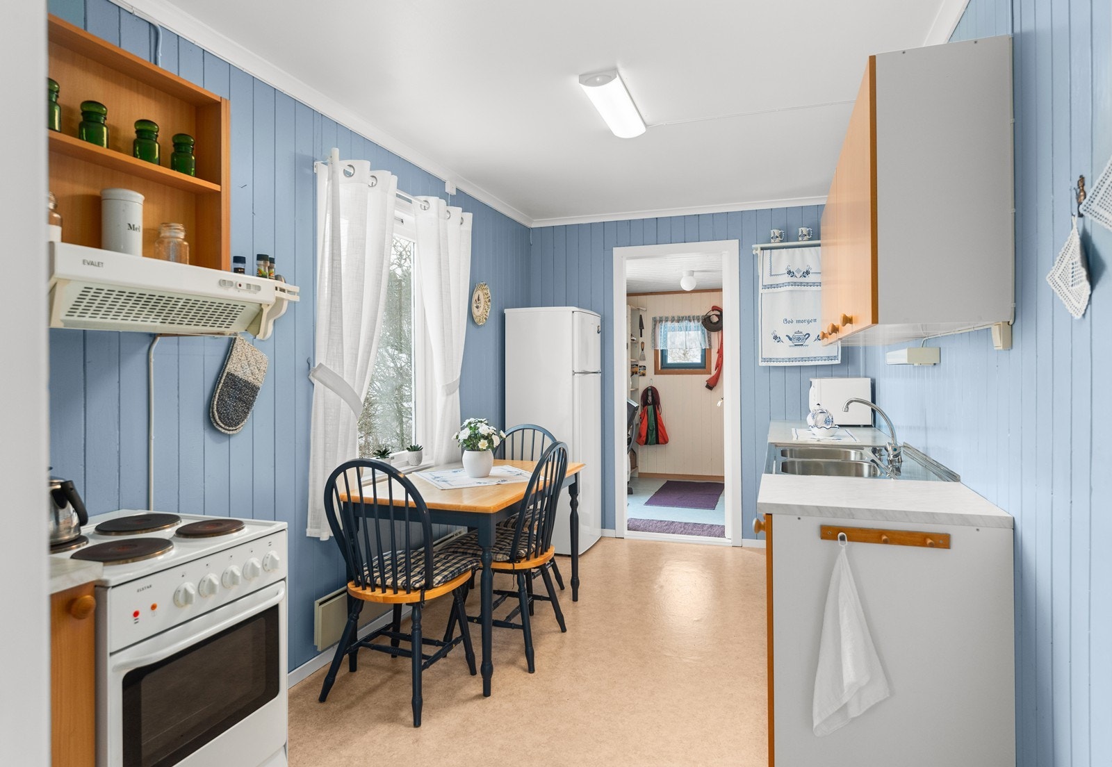 Koselig kjøkken med spiseplass. Galleribilde