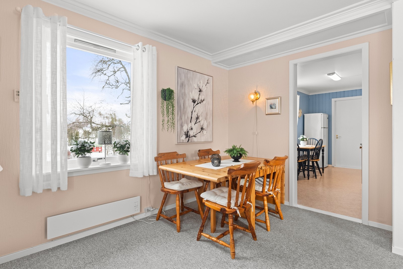 Plass til stort spisebord like ved kjøkkenet. Galleribilde