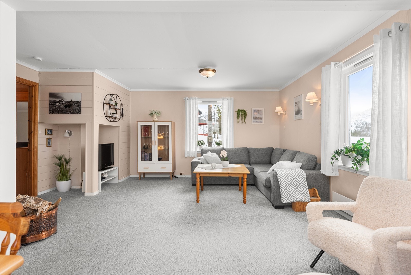 Stor stue med god plass for sittegruppe og spisebord. Galleribilde