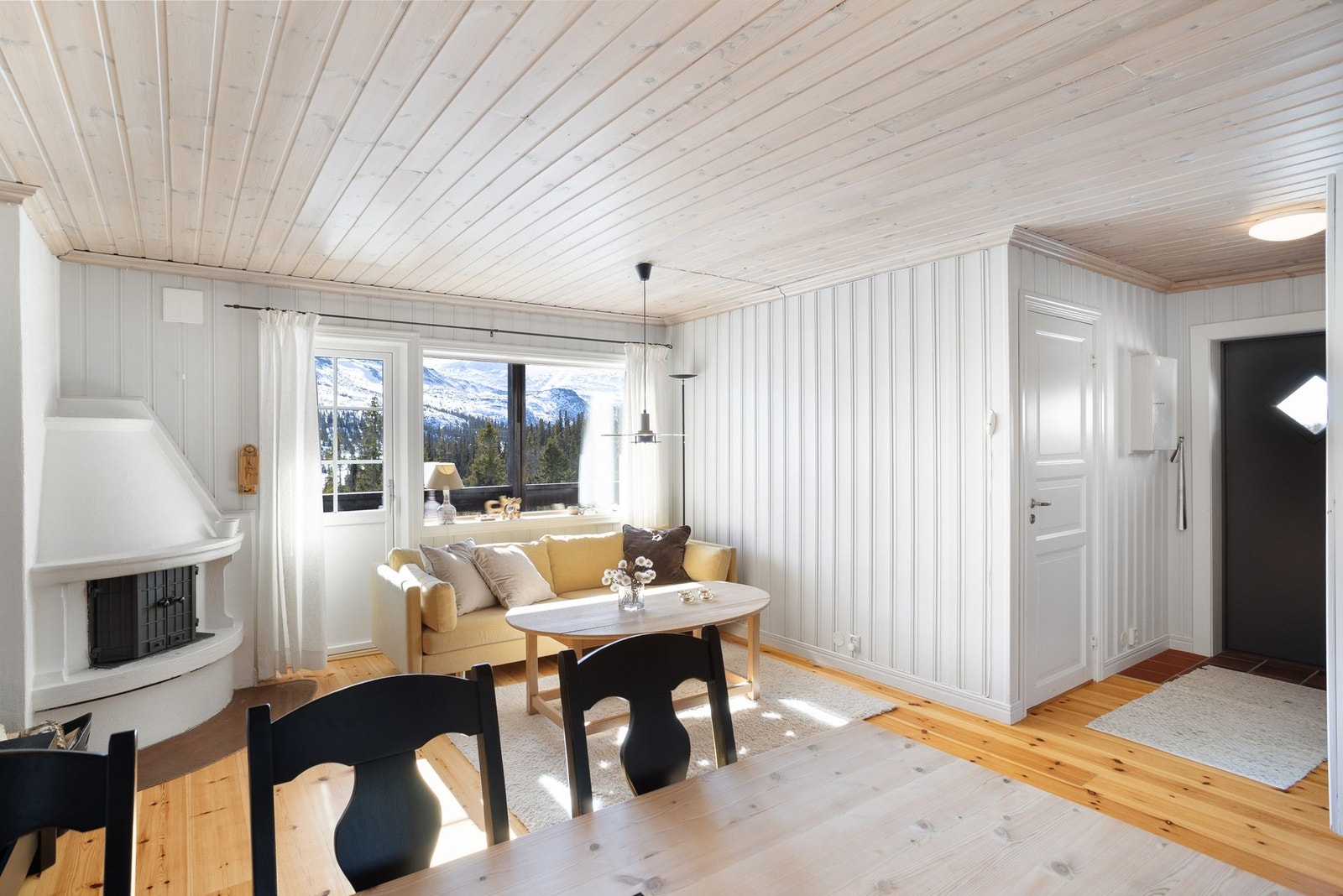 Lys og innbydende leilighet med 3 soverom, åpen kjøkkenløsning, bad og badstue. Galleribilde