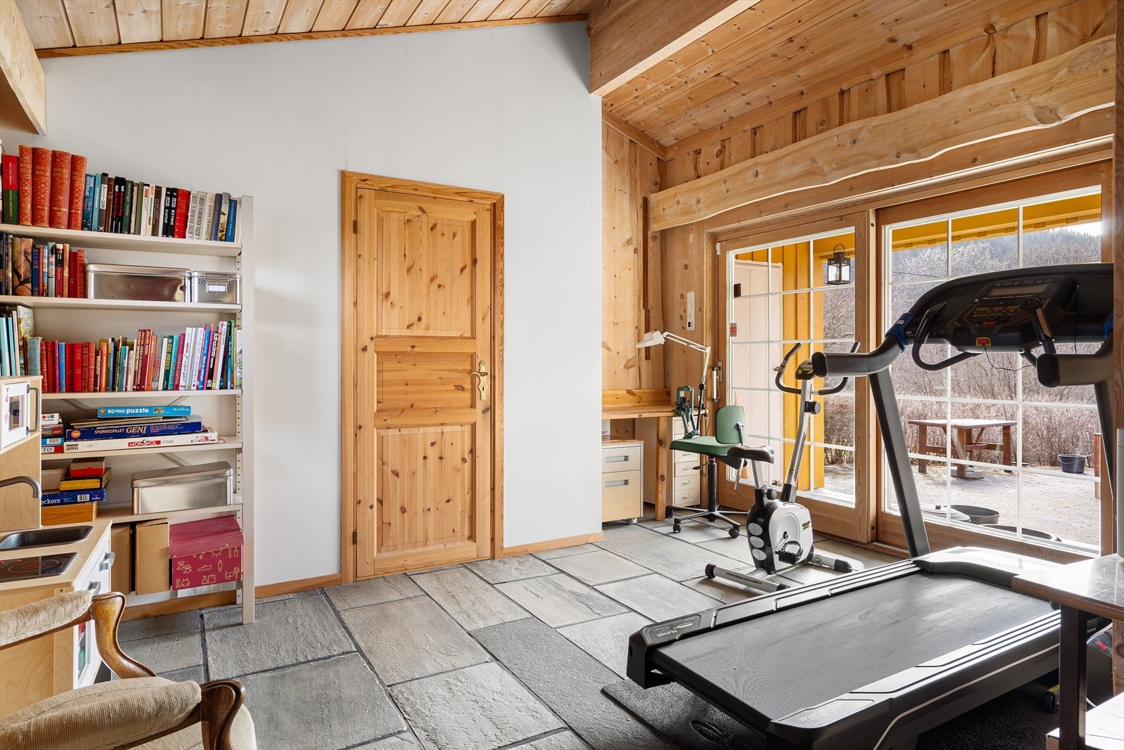 Med to bad, flere stuer og romslige soverom egner boligen seg godt for familier. Galleribilde