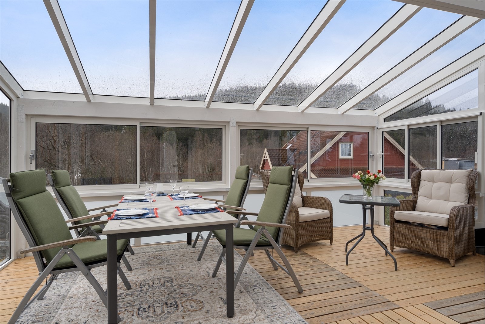 Hovedstuen har utgang til en innglasset veranda på ca. 20,8 m², en koselig hagestue for bruk også i høstmånedene. Galleribilde