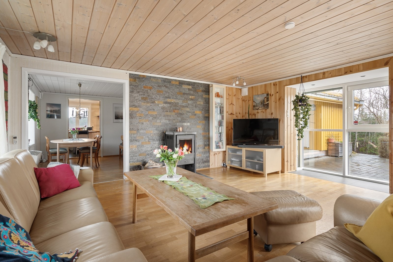 Boligen har tre rom innredet som stuer i 1. etasje, noe som gir ekstra fleksibilitet og god møbleringsfrihet. Galleribilde