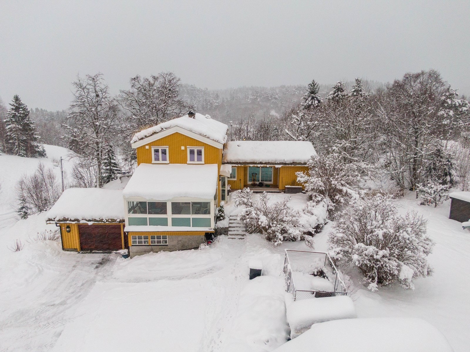 Området beskrives som familievennlig og i nærområdet finnes det idrettsanlegg, matbutikker og skoler for alle trinn. Galleribilde
