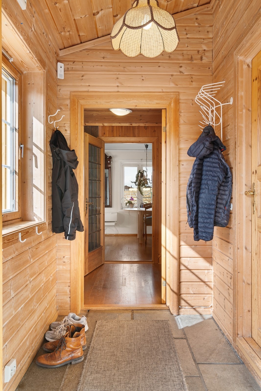 Man ønskes velkommen av en entré med varme under skiferfliser på gulvet. Galleribilde