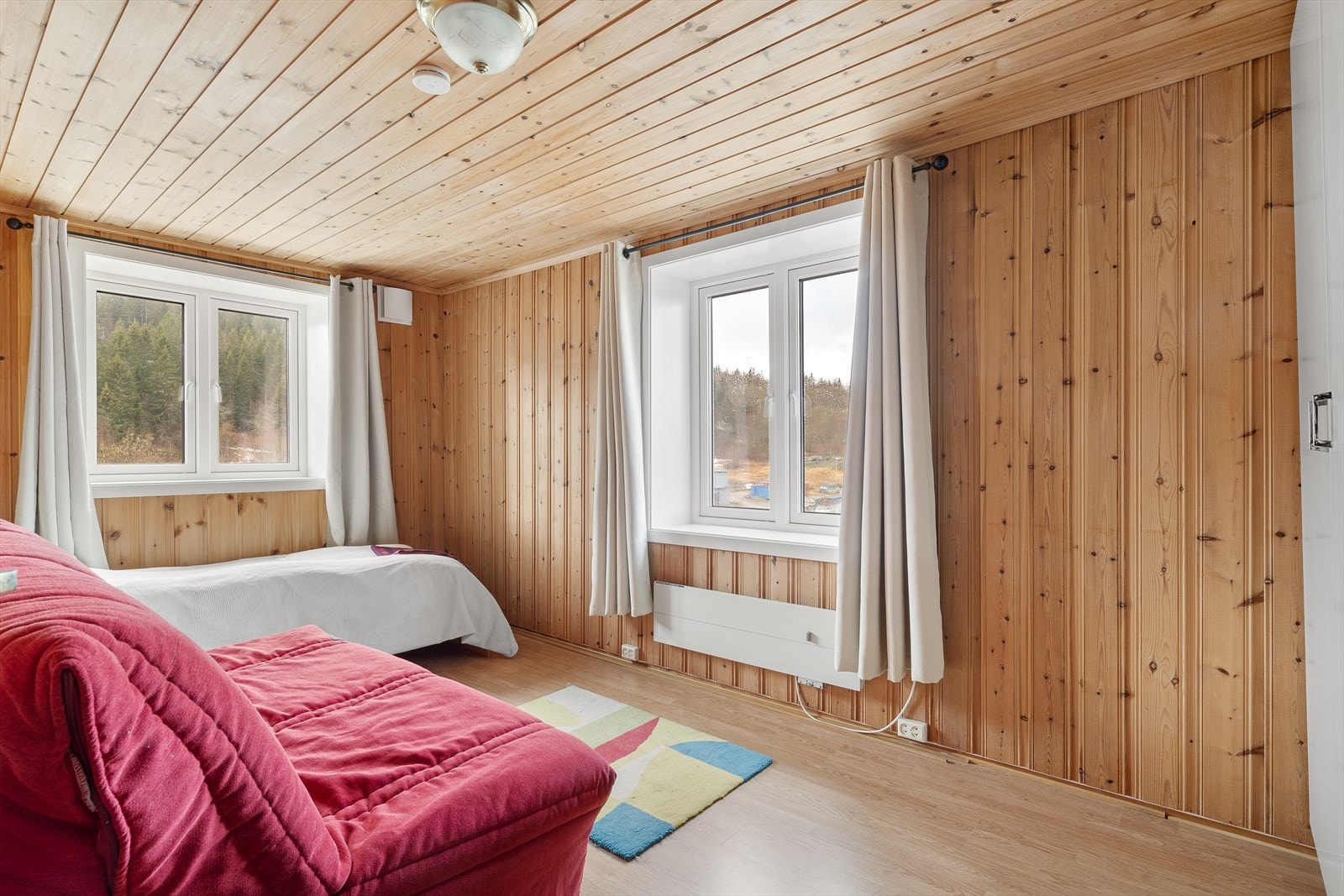 Boligen har til sammen fire rom som i dag benyttes som soverom, fordelt med ett på hovedplanet og tre sammen i andre etasje. Galleribilde