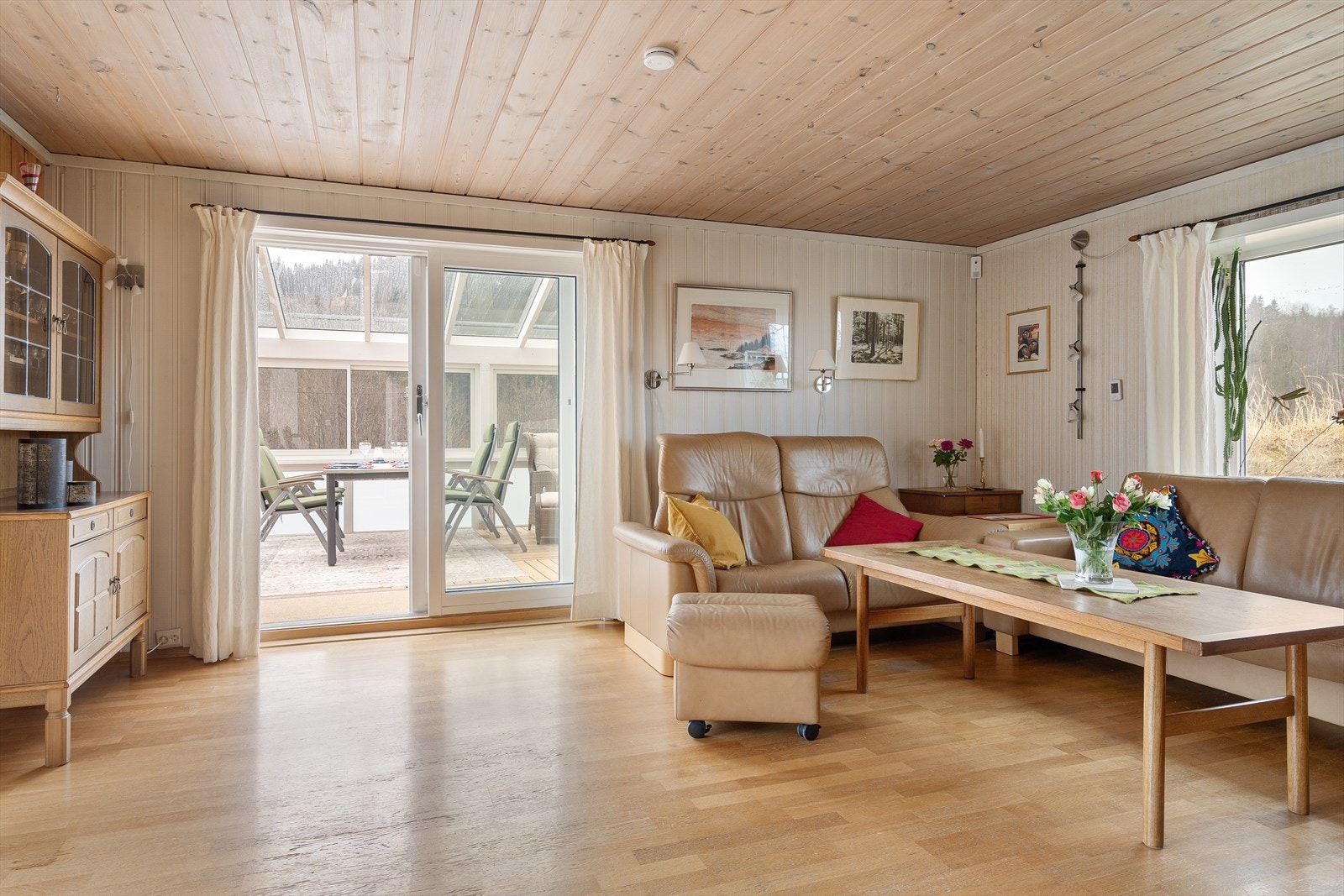 Store vinduer i tre retninger sørger for rikelig med dagslys i hovedstuen. Galleribilde