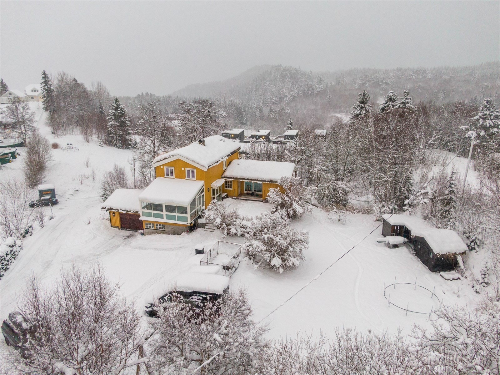 Velkommen til Stokkåsen 32 - En innholdsrik og romslig enebolig med gjennomgående god planløsning over tre etasjer. Galleribilde