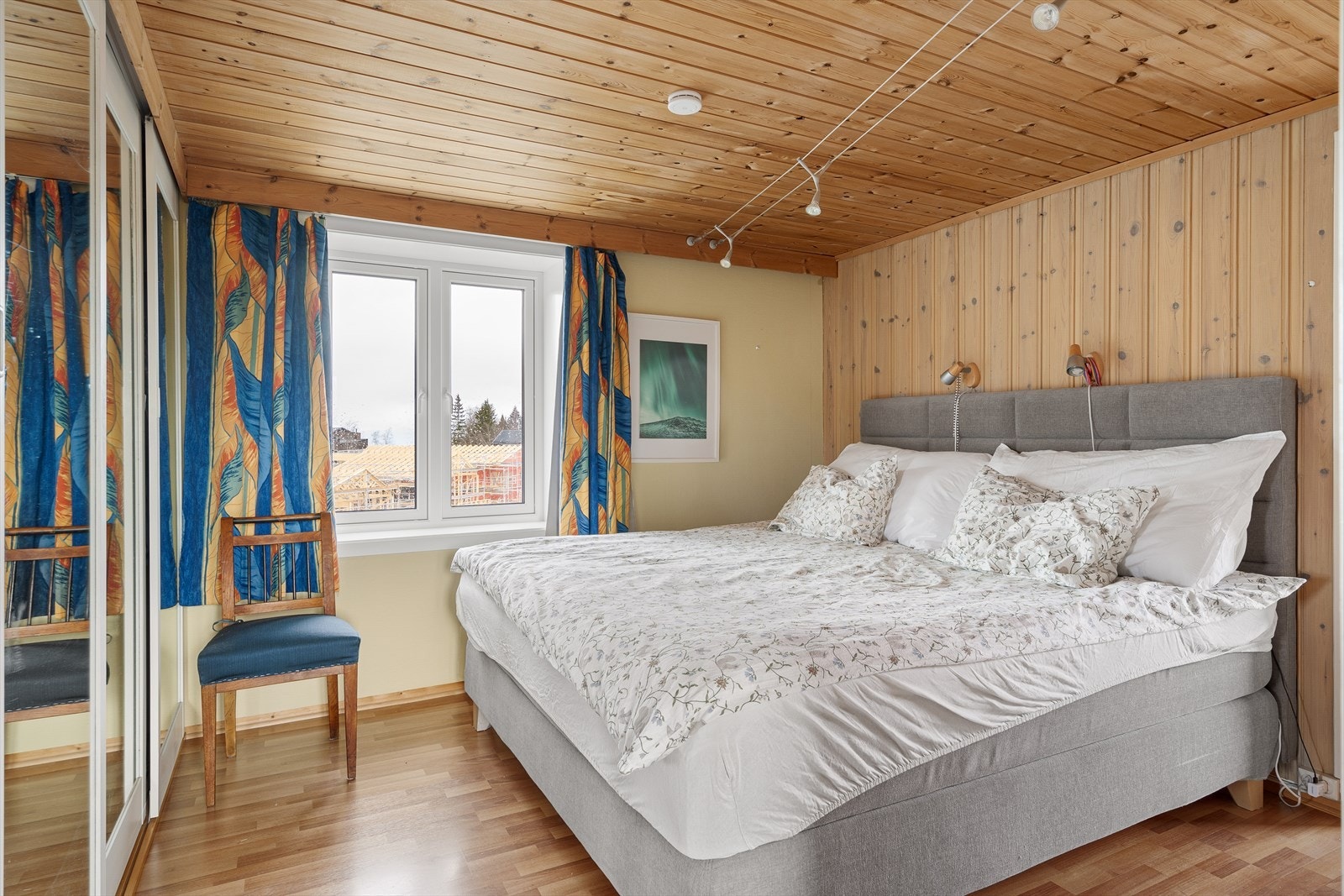 Langs den ene veggen har det ene rommet som er innredet som soverom, mye oppbevaring i en stor og plassbygget skyvedørsgarderobe. Galleribilde