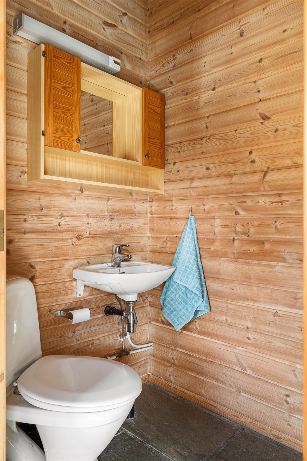 Ved entreen har boligen et praktisk gjestetoalett. Galleribilde