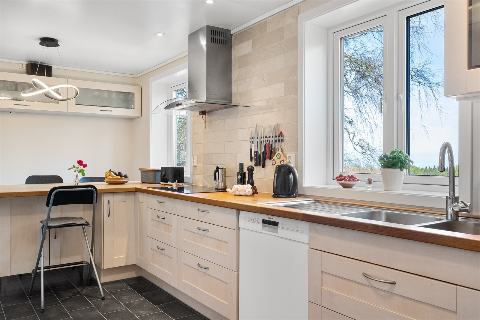 En barløsning er samlingspunktet, perfekt til måltider og gode samtaler, men også for lekselesing mens maten lages. Galleribilde