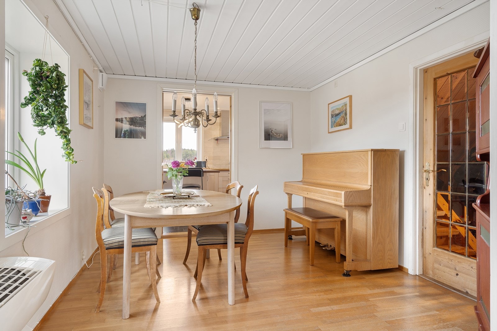 Rommet utenfor kjøkkenet er i dag innredet som spisestue. Galleribilde