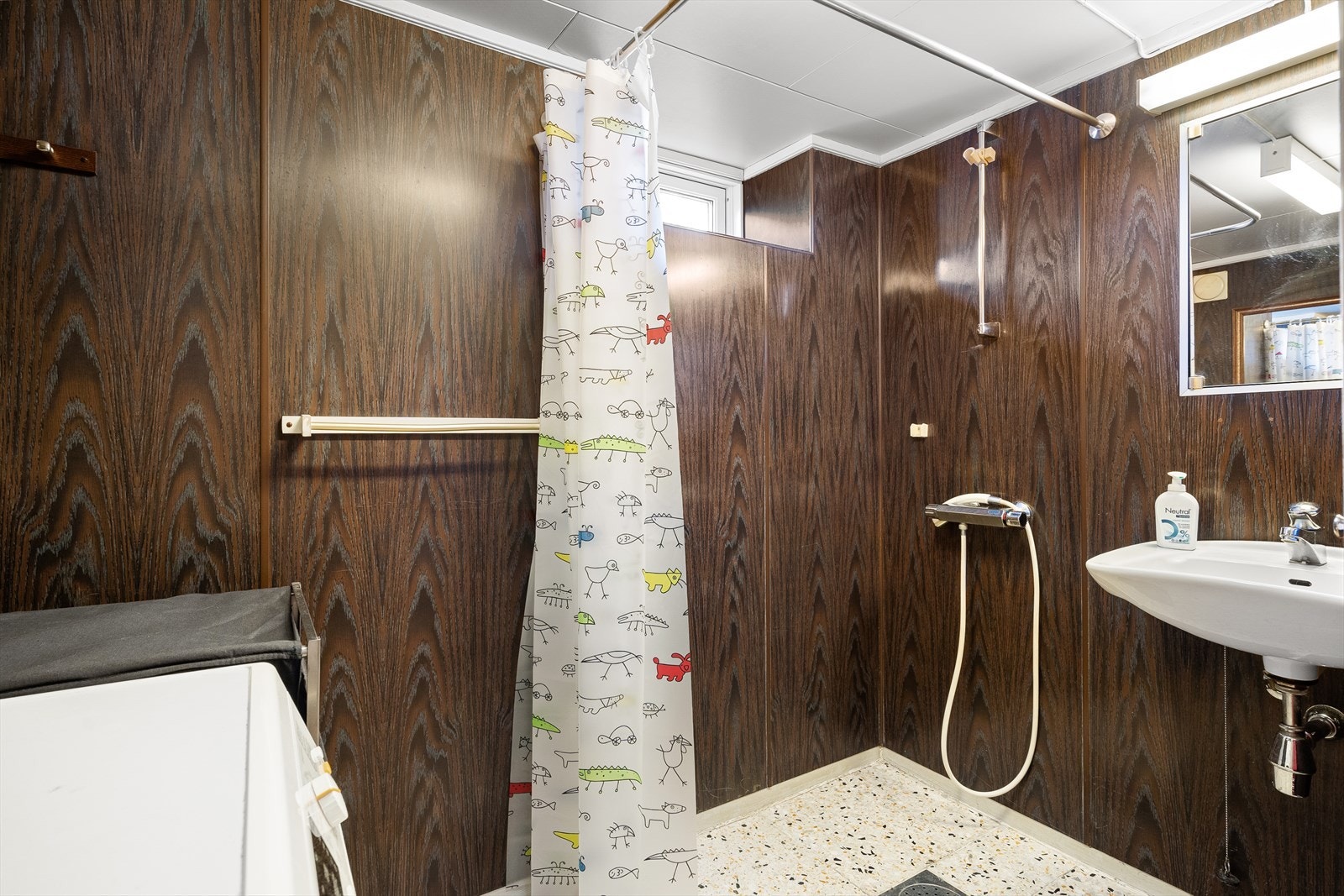 Våtrommet nede er et kombinert bad/vaskerom med åpent dusjhjørne. Galleribilde